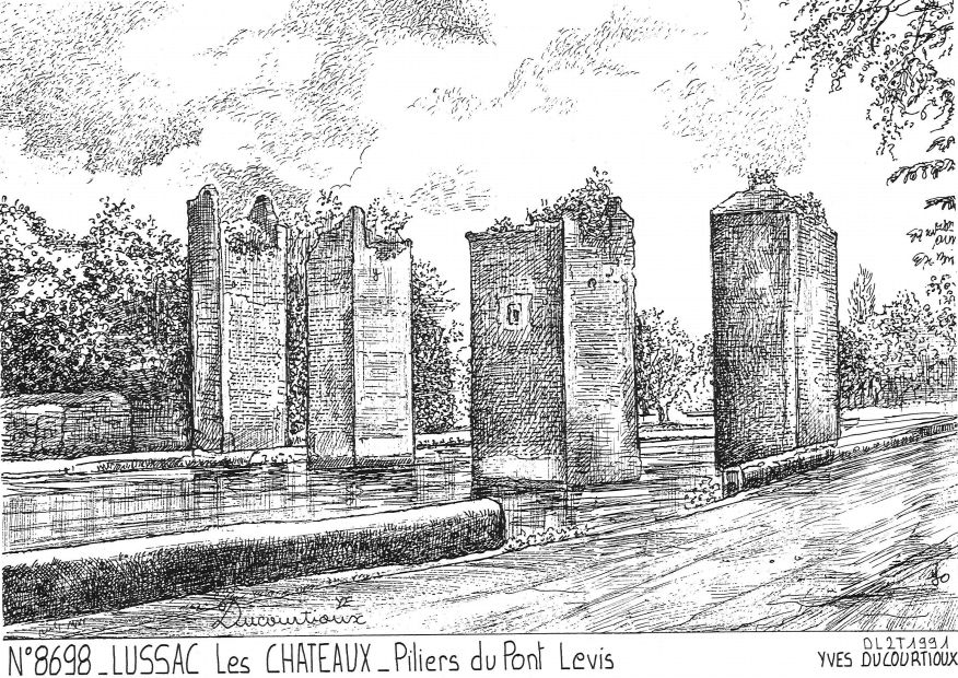 Souvenirs LUSSAC LES CHATEAUX - piliers du pont levis